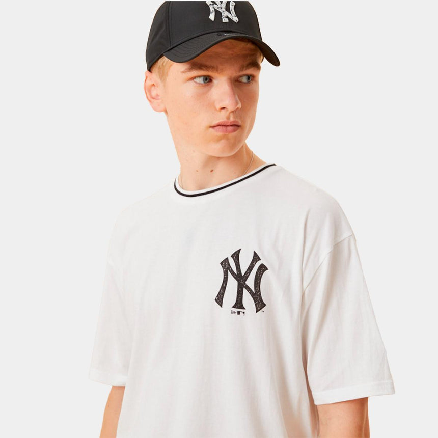 New Era Distressed Graphic Ovrszd Tee Neyyan