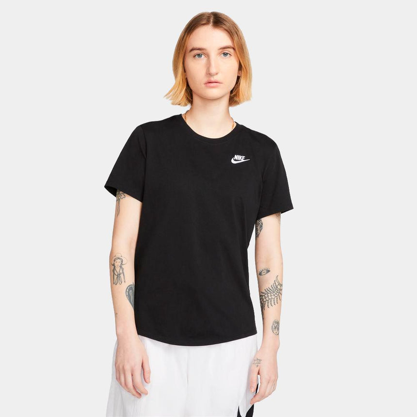 Camiseta Nike Sportswear Club Essentials - Mujer