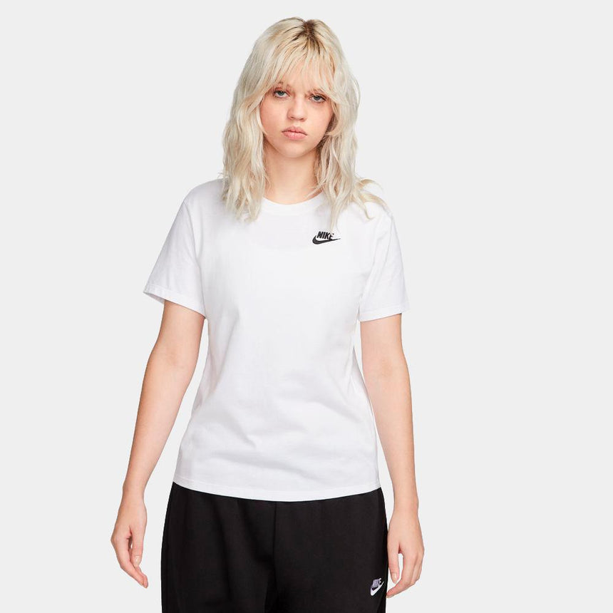 Camiseta Nike Sportswear Club Essentials - Mujer