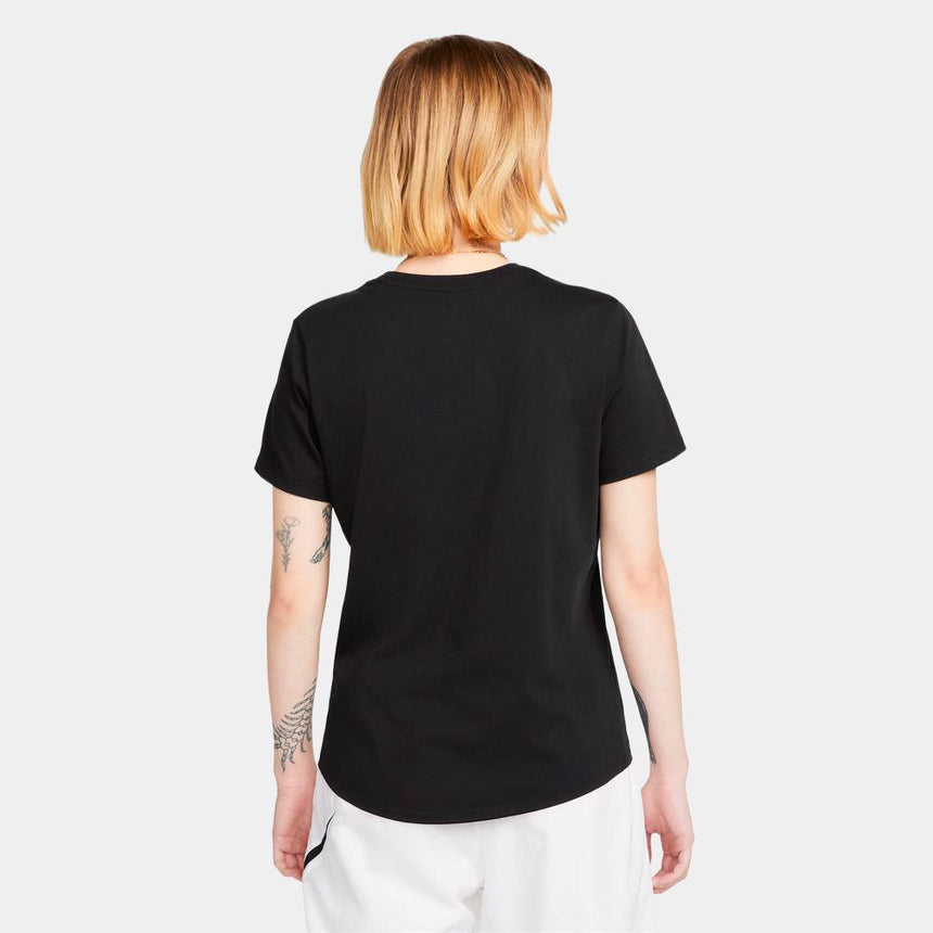 Camiseta Nike Sportswear Club Essentials - Mujer