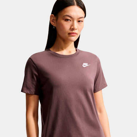 Camiseta Nike Sportswear Club Essentials - Mujer