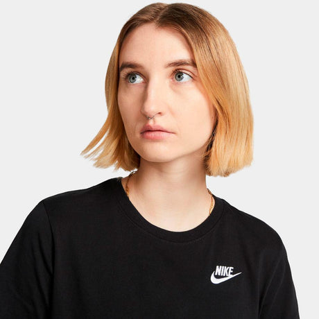 Camiseta Nike Sportswear Club Essentials - Mujer